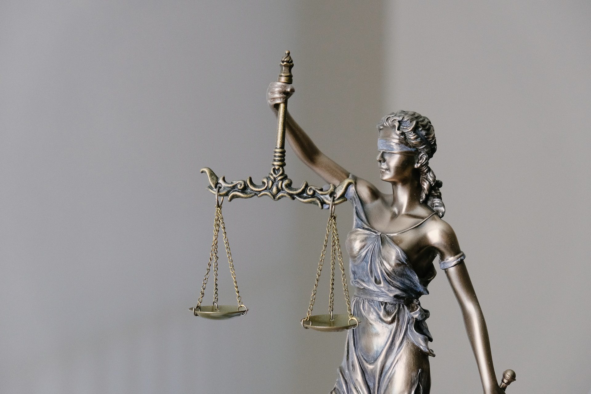 Image of a statue of the scales of justice.